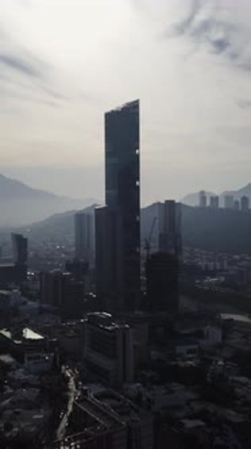 Die Skyline von Monterrey City bei dunstigem Sonnenuntergang