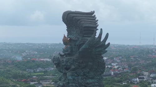Statue de Garuda Wisnu Kencana surplombant Bali