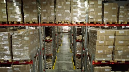 Étagères avec boîtes dans un entrepôt spacieux d'usine de carton