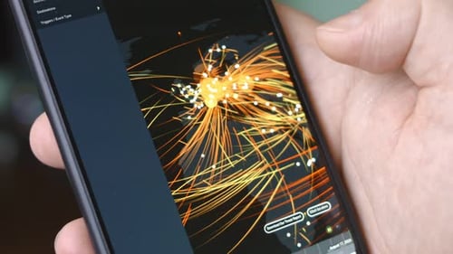 La navigation cartographique des cyberattaques sur l'écran d'un smartphone affiche diverses informations techniques dans lesquelles il est seul