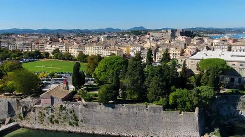 Suivi aérien par drone le long des murs historiques de la vieille forteresse de la ville de Corfou, en Grèce. La vue