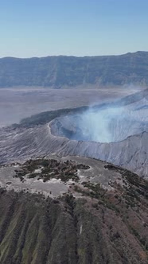 Vue aérienne du volcan du mont Bromo en Indonésie. Vidéo verticale.