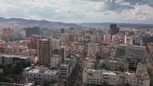 Tirana desde arriba de la moderna ciudad balcánica