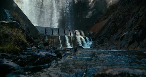 Entladung von Wasserkraftwerken in Gebirgsflüssen zur Erzeugung von Ökostrom
