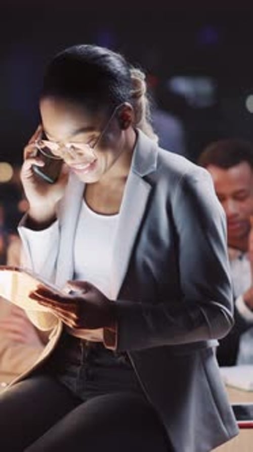 Une femme professionnelle activement engagée à la fois dans la communication et dans ses responsabilités professionnelles