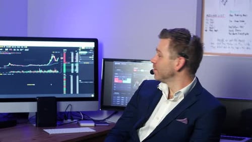 Forex-Kryptowährungshändler, Analyst, Broker, der mit einem Kunden spricht und verkauft und den Handel überprüft
