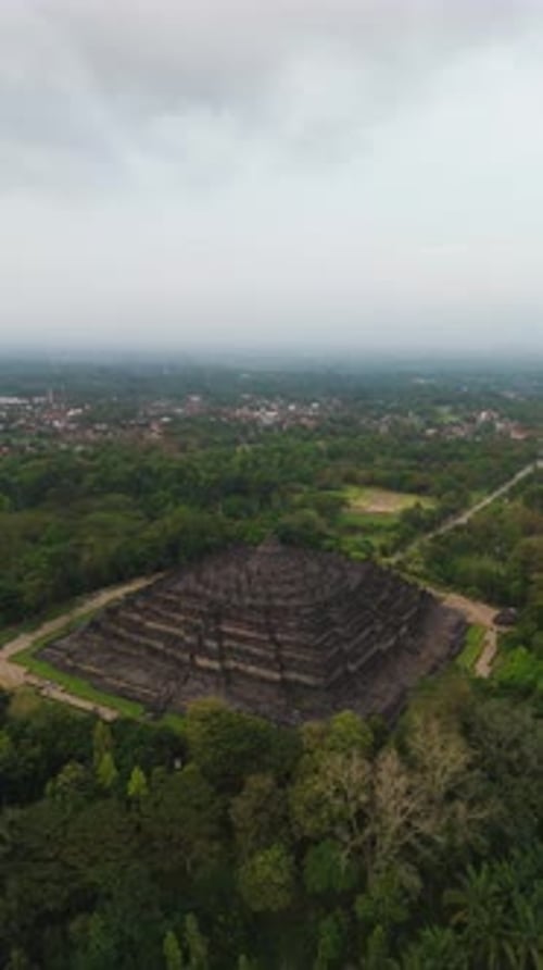 Vue verticale prise par un drone du temple de Borobudur avec le coucher du soleil sur le centre de Java, en Indonésie