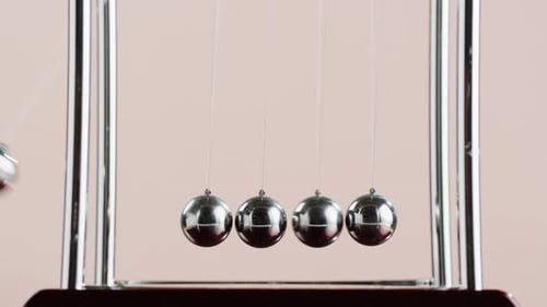 Newton Balls Closeup Fünf Metallic-Pendel auf rosa Hintergrund Wiege