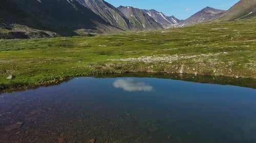 Aéreo Las laderas del monte Telposiz, el pico principal de los Urales del Norte