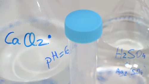 Flacon contenant des formules liquides et chimiques transparentes en laboratoire