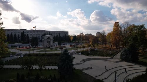 Vue aérienne panoramique de l'Arc de Triomphe, de la place de la Grande Assemblée nationale avec le bâtiment du gouvernement