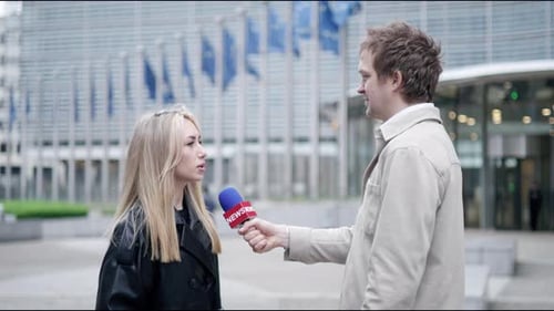 Un journaliste mène des interviews près du bâtiment du gouvernement pour recueillir des informations sur les événements et la politique