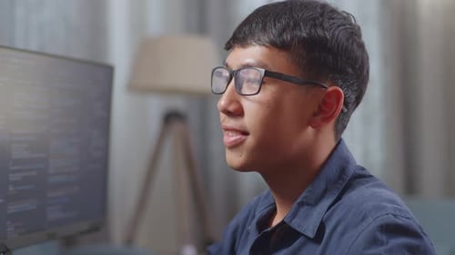 Primer plano de un programador asiático que crea un innovador ingeniero de software que desarrolla una aplicación, un programa