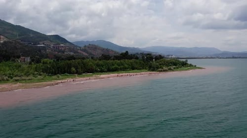 Roter Strand im Fuxian-See in Yunnan, China