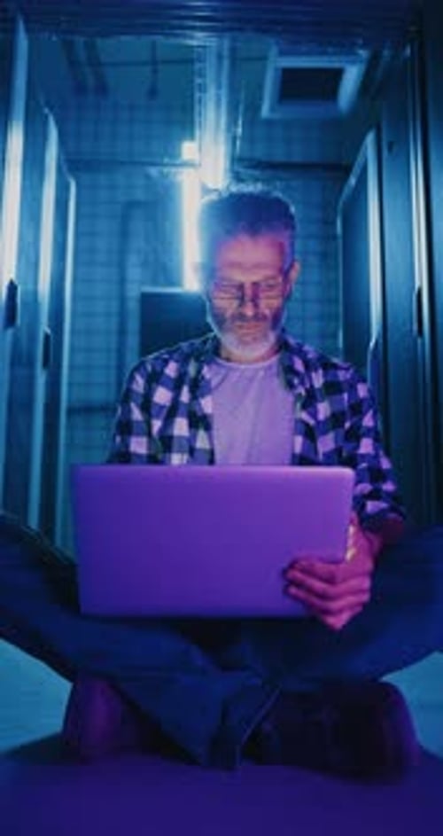 Mann benutzt Laptop auf dem Boden