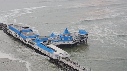 Primer plano de un muelle con restaurante en el distrito de Miraflores de Lima, Perú. Lima es la capital y