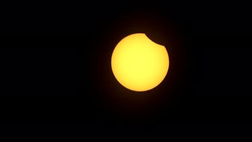 Verkleinern Sie die Sonnenfinsternis, wenn die Teilphase beginnt. Sonnenflecken sind auf dem Gesicht der Sonne sichtbar
.