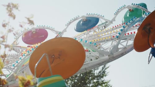 Juego de sillas giratorias Sunny, alegres atracciones de parque, luminosas, con giros suaves y frondosos