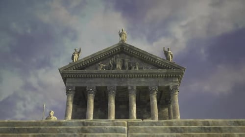 Abendsonne betont komplizierte Schnitzereien und Statuen auf der Tempeloberfläche