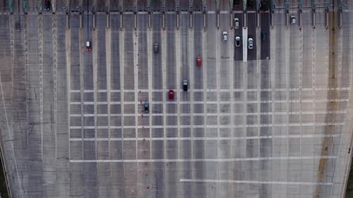Toll plaza structure with patterned lanes and light traffic