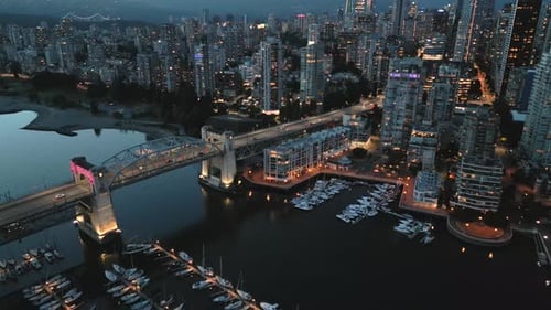 Centro de Vancouver à noite, arranha-céus e tráfego nas estradas