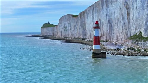 Leuchtturm im Meer mit einer großen Kreidefelse