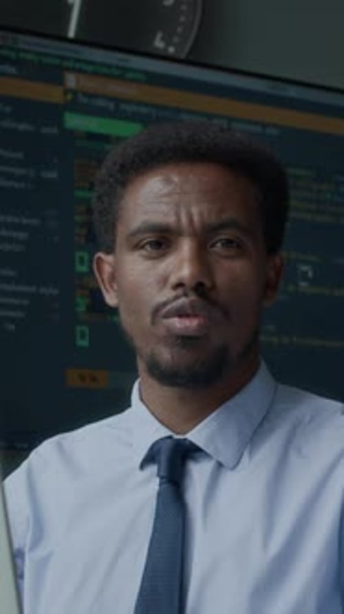 Vertical de un profesor de programación afroamericano que habla durante la lección