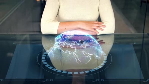 Globalisierung, Netzwerk- und Technologiekonzept - Frau arbeitet mit digitalem Computerbildschirm