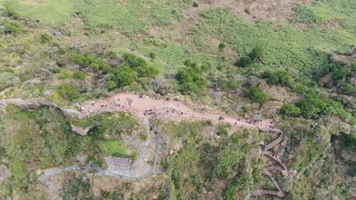 Cachoeira Jeongbang, vista aérea de drone da Ilha de Jeju, Coreia do Sul, em 4K
