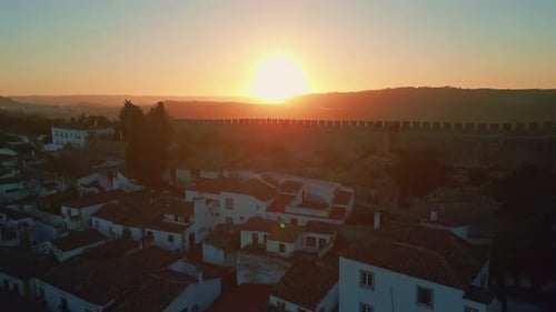 Château Médiéval Illuminant Le Lever Du Soleil, Obidos, Surplombant La Vieille Ville, Vue Par Drone