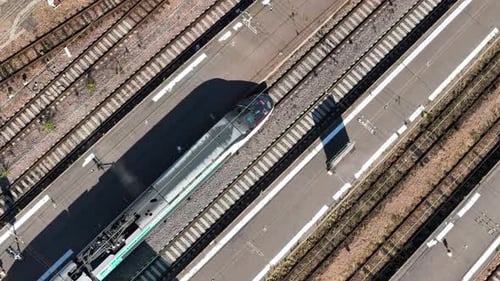 Luftaufnahme eines Zuges an einem Bahnhof