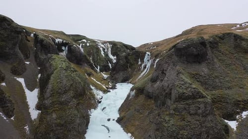 Cascadas y hielo en invierno. Famoso paisaje de cascadas en Islandia. Hermosa naturaleza helada.