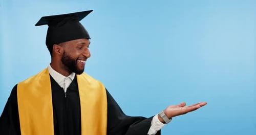 Glücklicher schwarzer Mann, Abschlussfeier oder Zeigen mit Handfläche im Studio für Werbung
