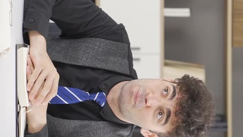 Vidéo verticale de l'incapacité à s'exprimer dans le cadre d'une communication efficace.