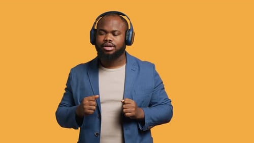 Homme se faisant passer pour un DJ appréciant le fond d'un studio de musique de danse