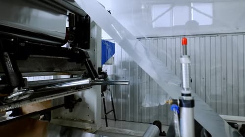 Bei der Herstellung werden Fördersysteme für Nahaufnahmen verwendet, die aus Rollen bestehen, die die Folie dehnen und bewegen