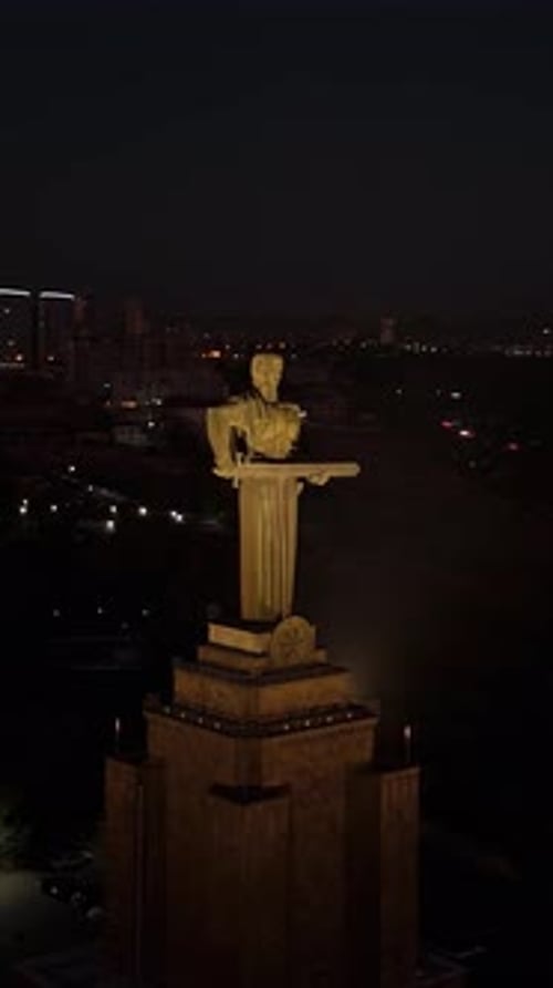 Mayr Hayastan, statue de la mère Arménie à Erevan la nuit.