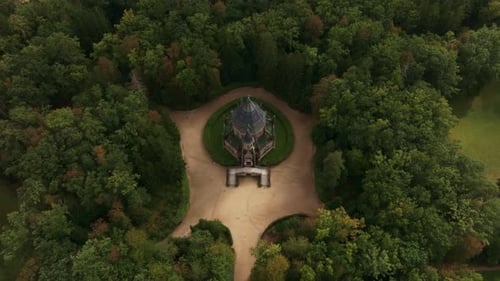Vue aérienne d'une tombe historique dans une forêt tranquille, République tchèque.