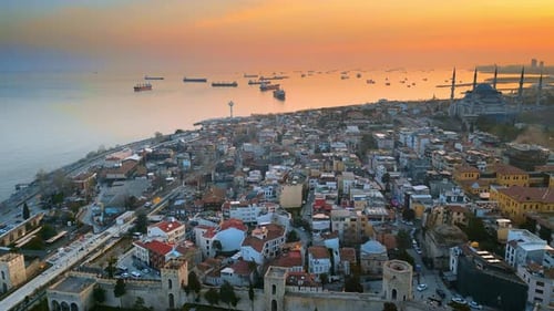 Drohnenaufnahme von Istanbul bei Sonnenuntergang, Türkei. Mehrere Gebäude und die Blaue Moschee an der Küste