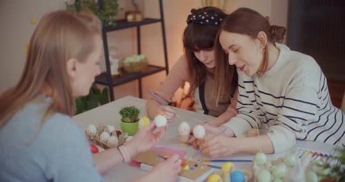 Mãe e filha estão pintando ovos de Páscoa para as férias da Páscoa
