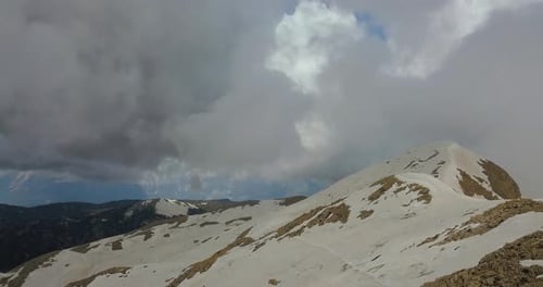 Vue aérienne sur les sommets enneigés de la montagne Tahtali, 4k