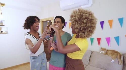 Amigos LGBT dançando e cantando em uma festa em casa