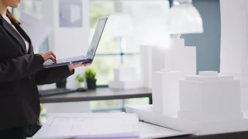 Architekt macht sich Notizen auf dem Laptop für den Entwicklungsplan