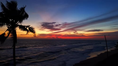 Wunderschöne Wolkenlandschaft über der Meereswelle und der Strandküste, malerische Meereslandschaft bei Sonnenaufgang mit Kokosnuss