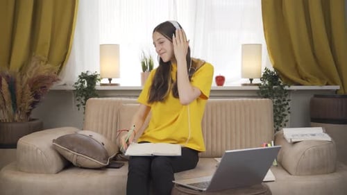 Glückliche Studentin, die Musik hört.