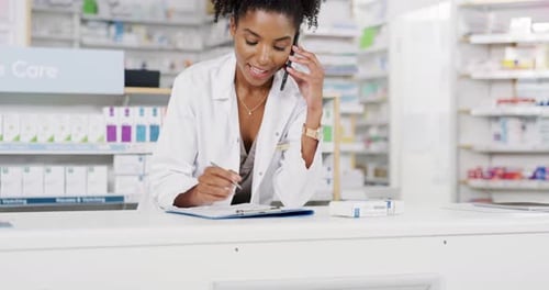Pharmacien, femme et appel téléphonique avec la liste de contrôle de la pharmacie pour obtenir des conseils et du soutien