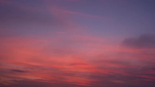 4K Zeitraffer des bunten Himmels bei schönen Wolken. Romantische Wolken.
