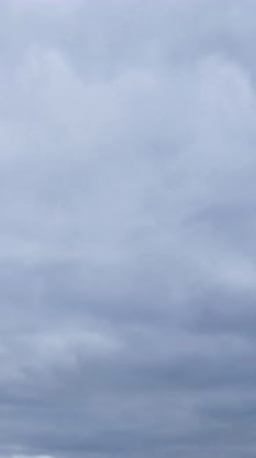 Paysage nuageux gris épais recouvrant totalement le ciel. Formation théâtrale d'un paysage nuageux. Vue à angle réduit.