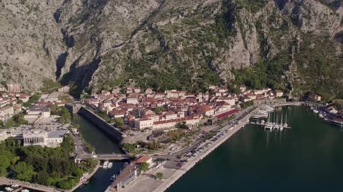Luftaufnahme der mittelalterlichen Stadt und Bucht in der Bucht von Kotor, Montenegro.
