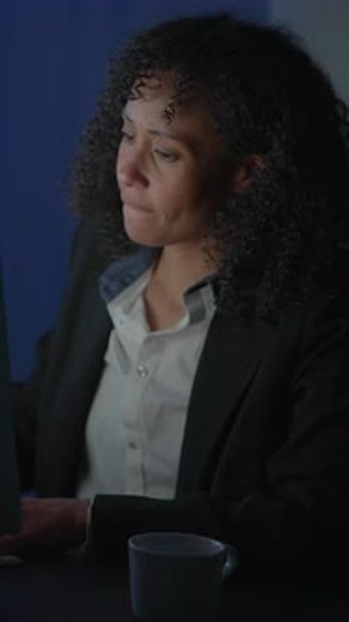 Eine engagierte Frau arbeitet spät, um ihre persönlichen und beruflichen Ziele und Träume zu erreichen